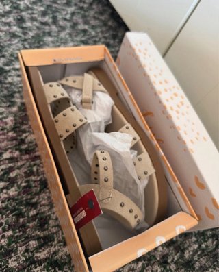 Sandalias Beige/suave Cuero Ante y Tachuelas 39