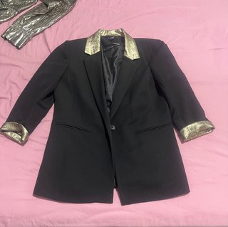 Americana negra con detalles dorados