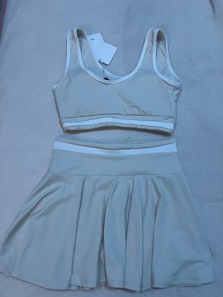 Conjunto deportivo top y falda beige blanco S M