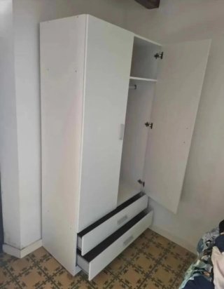 Armadio bianco a 4 porte e 2 cassetti