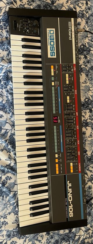 Roland Juno-106 Sintetizador Analógico