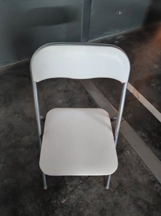 6. Sillas plegables blancas para camping