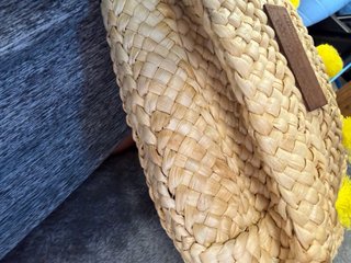 Borsa mare paglia Labelrose con pompon gialli