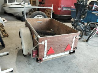 Remolque pequeño con rueda de repuesto