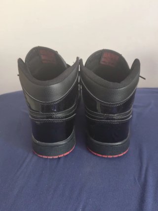 Zapatillas Jordan Negras y Rojas