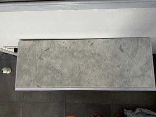 Cómoda blanca con detalles dorados