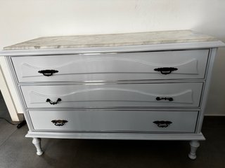 Cómoda blanca con detalles dorados