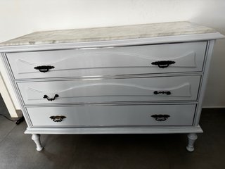 Cómoda blanca con detalles dorados