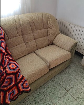 Sofá 2 plazas beige con funda tejida