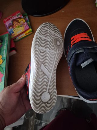 Zapatillas niño negras y rojas