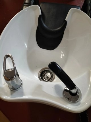 Lavacabezas en perfecto estado. Incluye grifo.