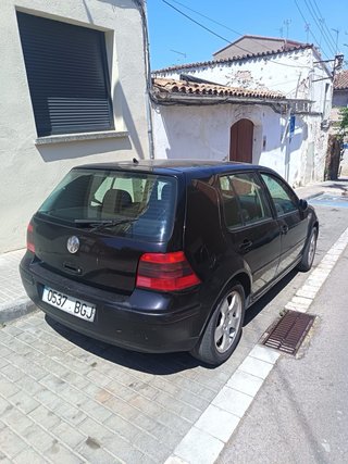 Volkswagen Golf con pegatina B
