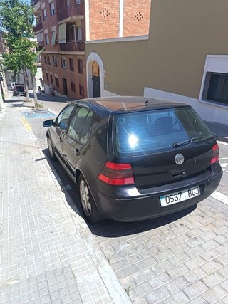 Volkswagen Golf con pegatina B
