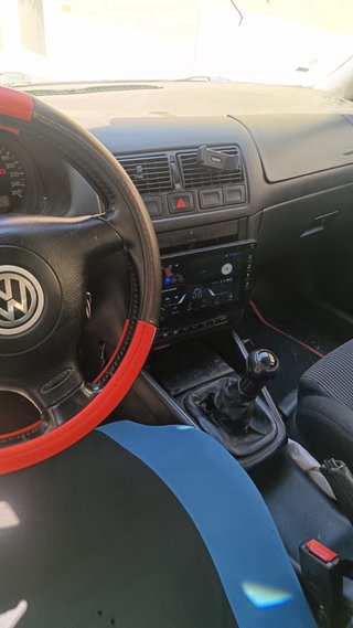 Volkswagen Golf con pegatina B