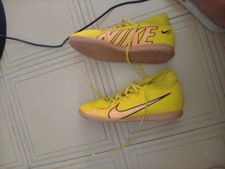 Botas de fútbol sala amarillas