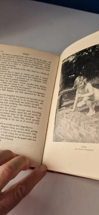 Libro antiguo en inglés" Clouds that Flee"