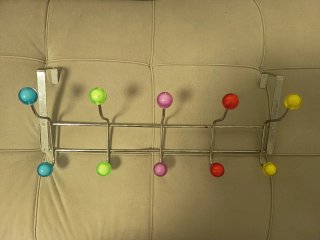 Perchero de puerta con bolas de colores