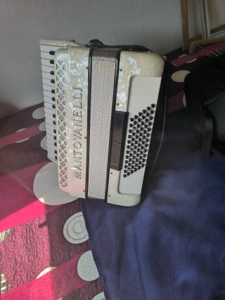Acordeón Mantovanelli  de 72 bajos y amplificado
