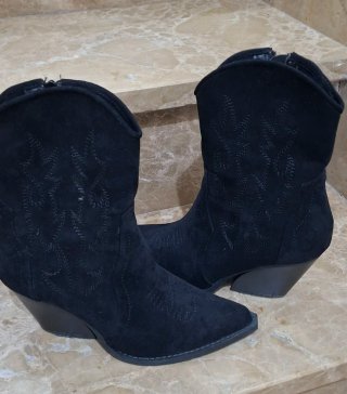 Botin de ante negras llevados una sola vez.