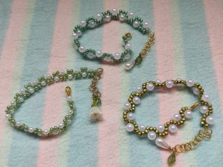 Pulseras doradas y verdes con abalorios
