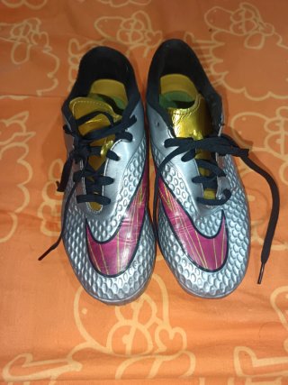 Zapatillas de fútbol Nike plateadas y doradas