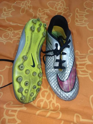 Zapatillas de fútbol Nike plateadas y doradas