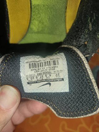 Zapatillas de fútbol Nike plateadas y doradas