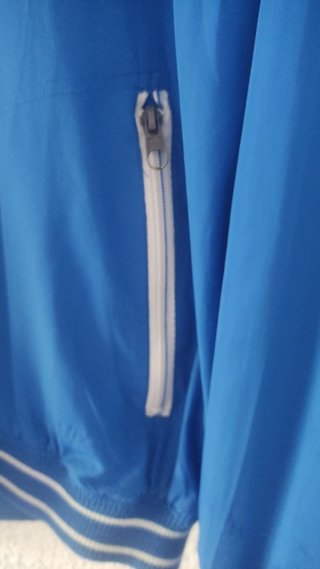 CHAQUETA DEPORTIVA AZUL CON CREMALLERA Y CAPUCHA