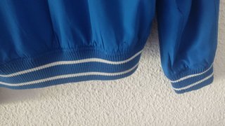 CHAQUETA DEPORTIVA AZUL CON CREMALLERA Y CAPUCHA