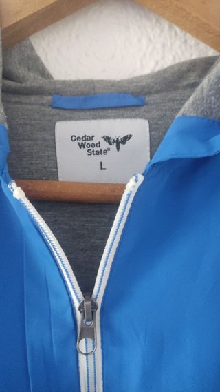 CHAQUETA DEPORTIVA AZUL CON CREMALLERA Y CAPUCHA
