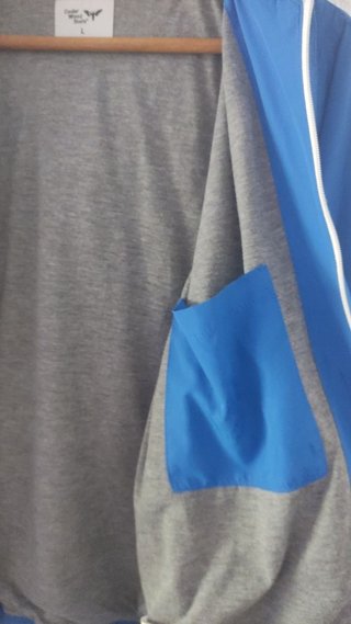 CHAQUETA DEPORTIVA AZUL CON CREMALLERA Y CAPUCHA