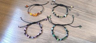 Pulseras hechas a mano con abalorios