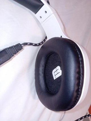 Auriculares blancos y negros con micrófono
