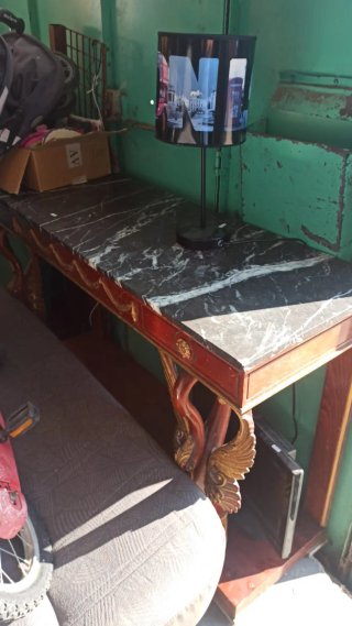 Se vende Mesa consola madera mármol cisnes dorados