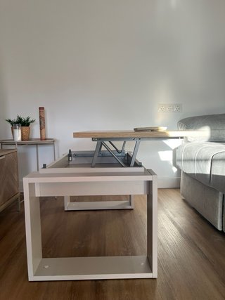 Mesa centro elevable para comer en sofá