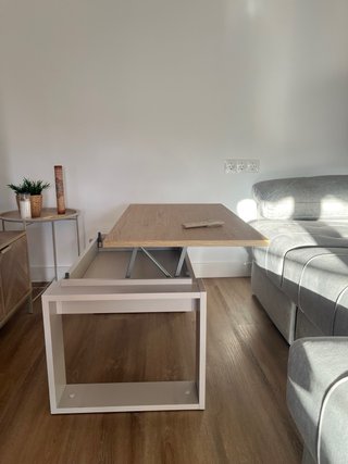 Mesa centro elevable para comer en sofá