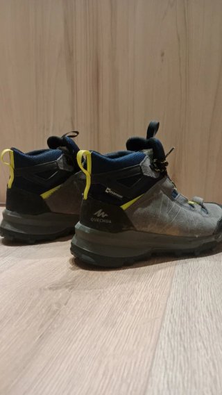 Botas de montaña azules y grises