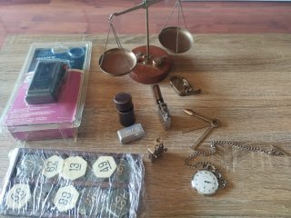 Lote Antigüedades: Báscula, Reloj, Encendedor