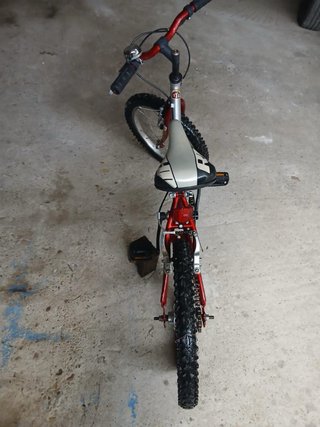 Bicicleta infantil roja