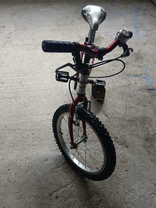 Bicicleta infantil roja