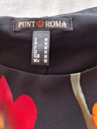 Blusa Punto Roma floral negra