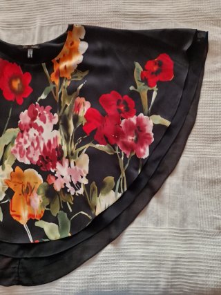 Blusa Punto Roma floral negra