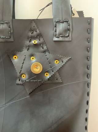 Borsa a spalla handmade incamera d'aria nera e oro