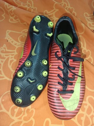Zapatillas de fútbol Nike rojas y amarillas