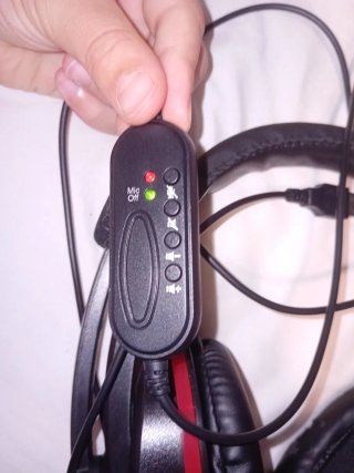 Cascos gaming negros y rojos con micrófono