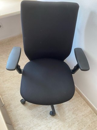 Silla de oficina ergonómica negra