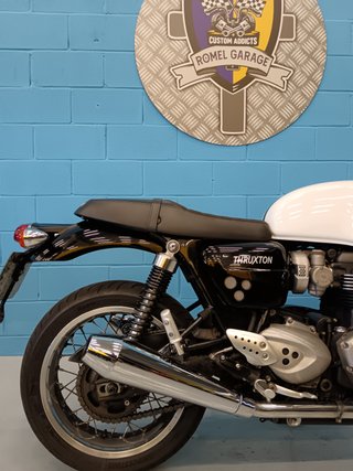 Triumph Thruxton 1200 Negra y Blanca