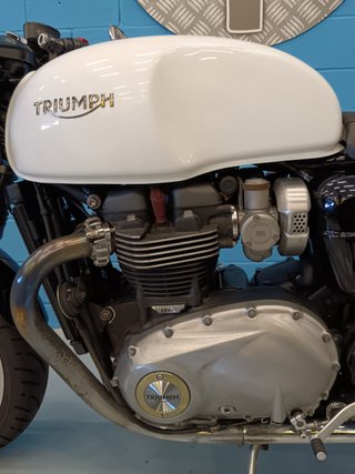 Triumph Thruxton 1200 Negra y Blanca