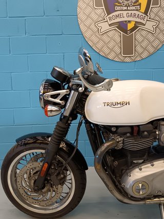 Triumph Thruxton 1200 Negra y Blanca