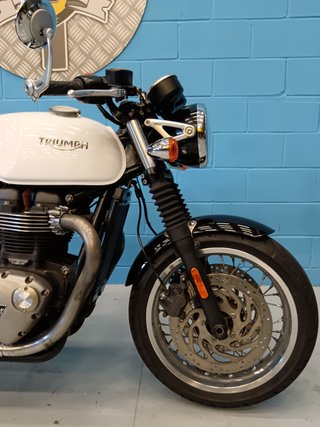Triumph Thruxton 1200 Negra y Blanca